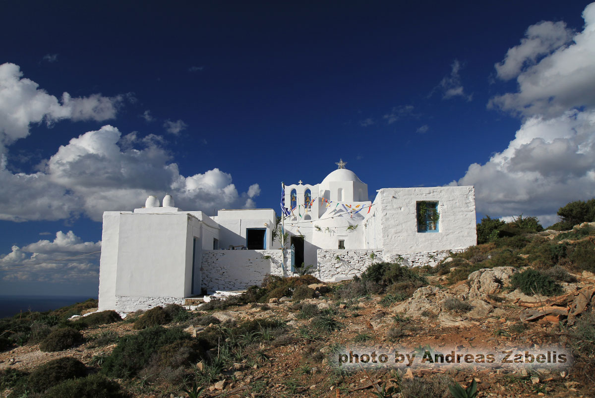 La chiesa di Ai Nikolas sulla baia di Vathi